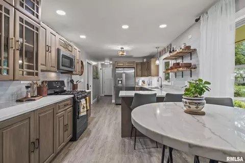 Kitchen - 2141 Cardinal Dr, Springfield, IL 62704 photo 1 of 7