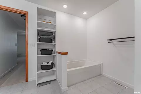 Bath - 3610 Troon Dr, Springfield, IL 62712 photo 3 of 3
