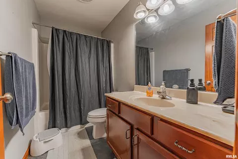 Bath - 3610 Troon Dr, Springfield, IL 62712 photo 1 of 3