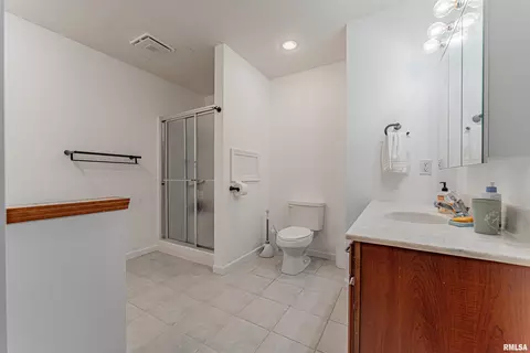 Bath - 3610 Troon Dr, Springfield, IL 62712 photo 2 of 3