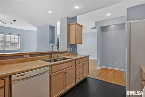 Kitchen - 2919 S Meadowbrook Rd, Springfield, IL 62711 photo 3 of 4