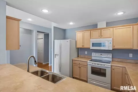 Kitchen - 2919 S Meadowbrook Rd, Springfield, IL 62711 photo 4 of 4