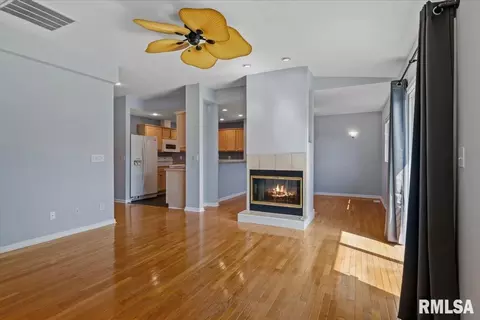Living - 2919 S Meadowbrook Rd, Springfield, IL 62711 photo 6 of 6
