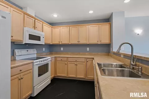 Kitchen - 2919 S Meadowbrook Rd, Springfield, IL 62711 photo 2 of 4