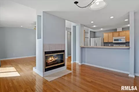 Living - 2919 S Meadowbrook Rd, Springfield, IL 62711 photo 2 of 6