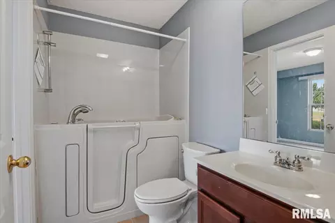 Bath - 2919 S Meadowbrook Rd, Springfield, IL 62711 photo 2 of 2