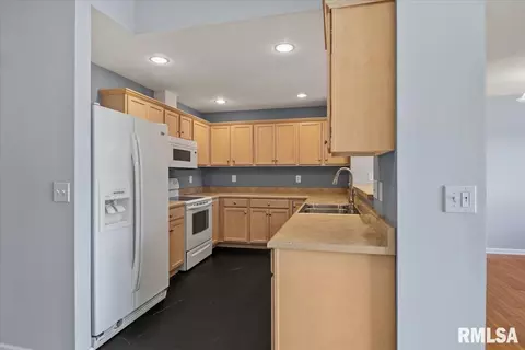 Kitchen - 2919 S Meadowbrook Rd, Springfield, IL 62711 photo 1 of 4