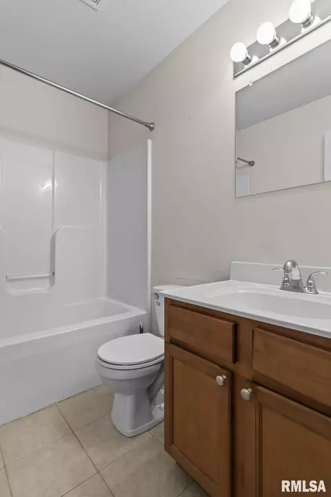 Bath - 2704 Johnathan Pl, Springfield, IL 62711 photo 2 of 4