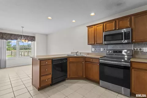 Kitchen - 2704 Johnathan Pl, Springfield, IL 62711 photo 3 of 4