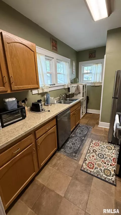 Kitchen - 1720 S State St, Springfield, IL 62704 photo 1 of 5