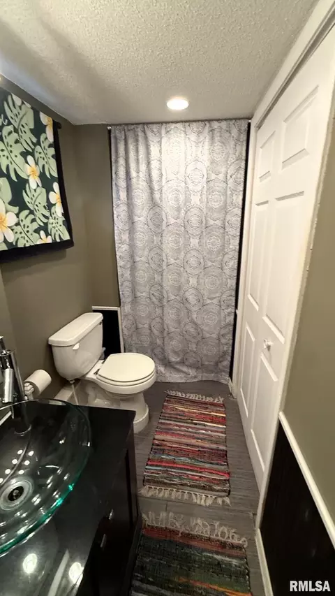 Bath - 1720 S State St, Springfield, IL 62704 photo 3 of 5