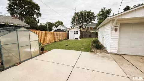 Exterior - 1720 S State St, Springfield, IL 62704 photo 6 of 7