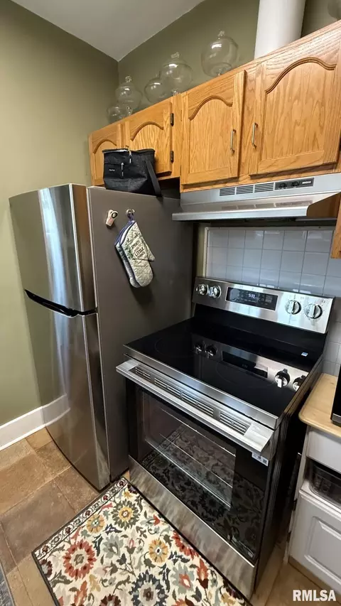 Kitchen - 1720 S State St, Springfield, IL 62704 photo 2 of 5