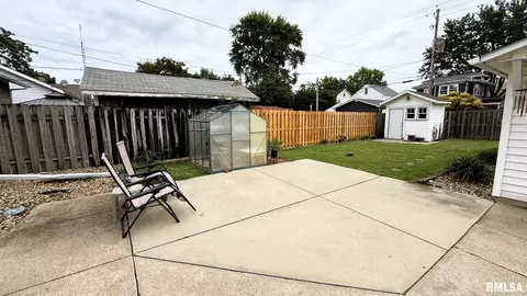 Exterior - 1720 S State St, Springfield, IL 62704 photo 4 of 7