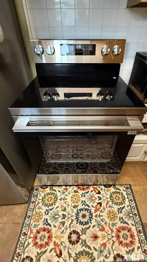 Kitchen - 1720 S State St, Springfield, IL 62704 photo 5 of 5