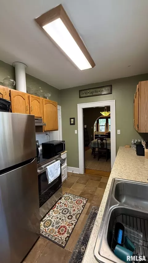 Kitchen - 1720 S State St, Springfield, IL 62704 photo 3 of 5