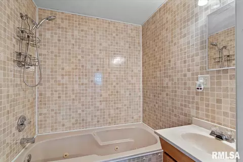Bath - 2620 Piper Ln, Springfield, IL 62707 photo 2 of 3
