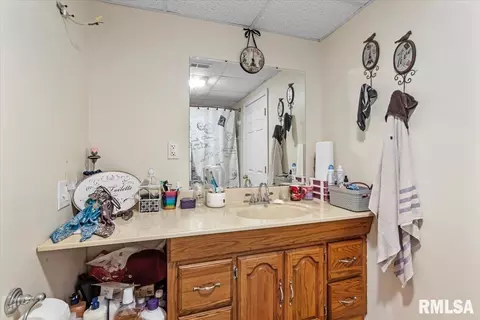Bath - 2620 Piper Ln, Springfield, IL 62707 photo 3 of 3
