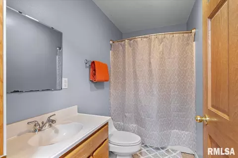 Bath - 2620 Piper Ln, Springfield, IL 62707 photo 1 of 3