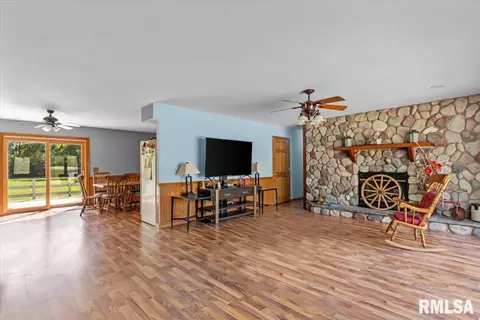 Living - 2620 Piper Ln, Springfield, IL 62707 photo 1 of 4