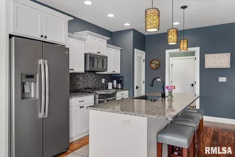 Kitchen - 4820 Chestnut Dr, Springfield, IL 62711 photo 2 of 3