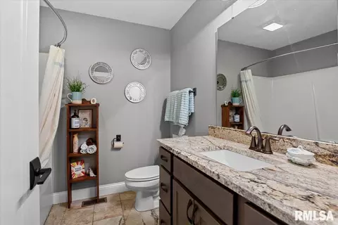 Bath - 4820 Chestnut Dr, Springfield, IL 62711 photo 2 of 2