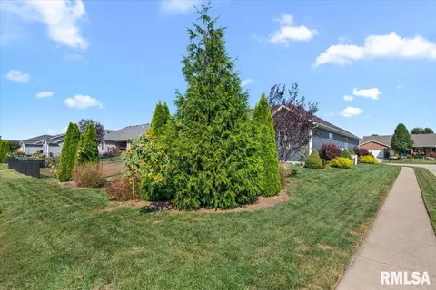 Exterior - 4820 Chestnut Dr, Springfield, IL 62711 photo 4 of 8