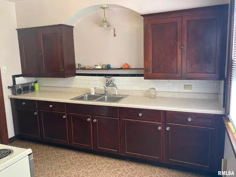 Kitchen - 619 S Macarthur Blvd, Springfield, IL 62704 photo 3 of 3