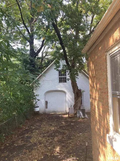 Exterior - 619 S Macarthur Blvd, Springfield, IL 62704 photo 2 of 3