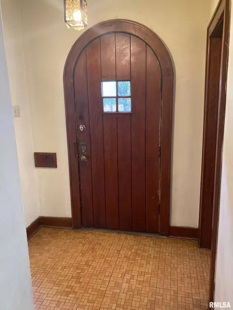 Entry Way - 619 S Macarthur Blvd, Springfield, IL 62704 photo 1 of 2