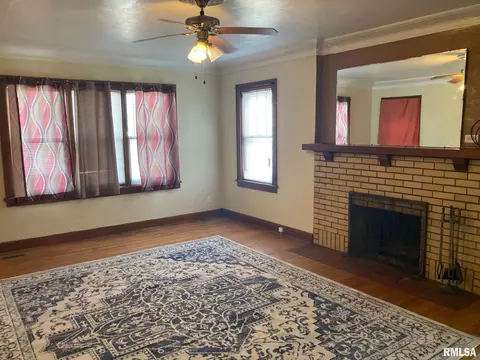 Living - 619 S Macarthur Blvd, Springfield, IL 62704 photo 1 of 5
