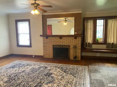 Living - 619 S Macarthur Blvd, Springfield, IL 62704 photo 3 of 5