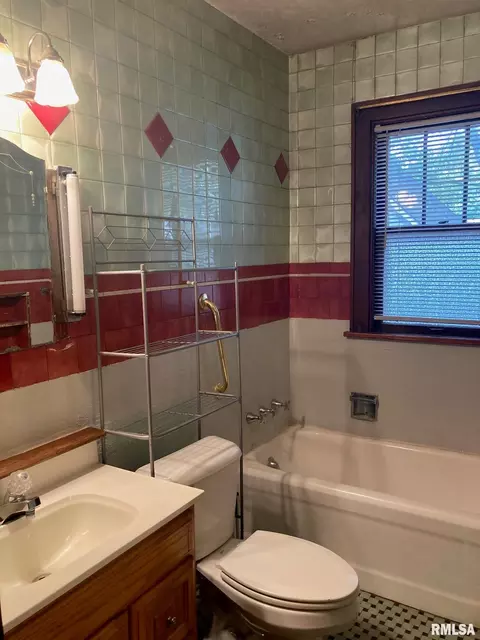 Bath - 619 S Macarthur Blvd, Springfield, IL 62704 photo 1 of 2