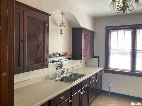 Kitchen - 619 S Macarthur Blvd, Springfield, IL 62704 photo 1 of 3