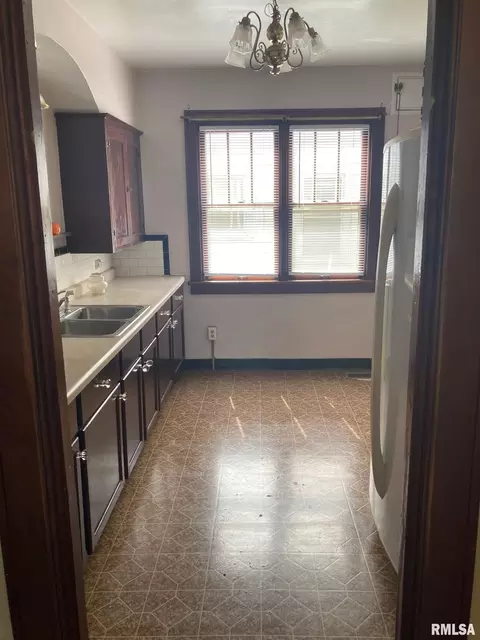 Kitchen - 619 S Macarthur Blvd, Springfield, IL 62704 photo 2 of 3
