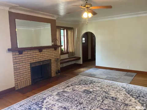 Living - 619 S Macarthur Blvd, Springfield, IL 62704 photo 2 of 5
