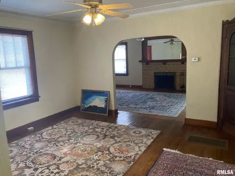 Living - 619 S Macarthur Blvd, Springfield, IL 62704 photo 4 of 5