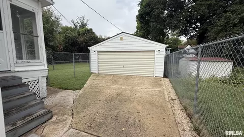 Exterior - 1605 S Pasfield St, Springfield, IL 62704 photo 8 of 11