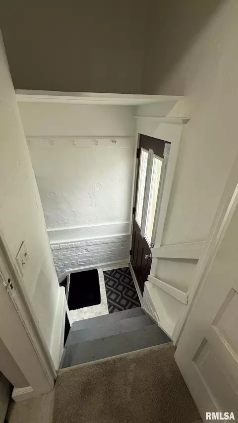 Entry Way - 1605 S Pasfield St, Springfield, IL 62704 photo 2 of 4
