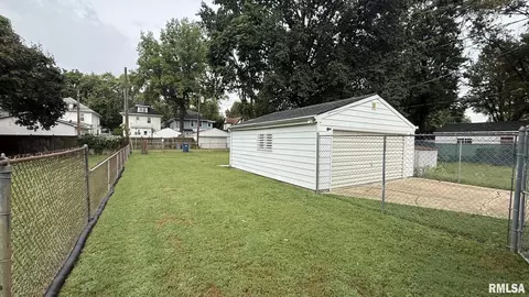 Exterior - 1605 S Pasfield St, Springfield, IL 62704 photo 9 of 11
