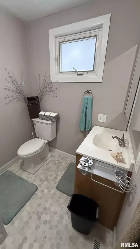 Bath - 1605 S Pasfield St, Springfield, IL 62704 photo 1 of 4