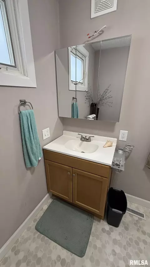 Bath - 1605 S Pasfield St, Springfield, IL 62704 photo 4 of 4