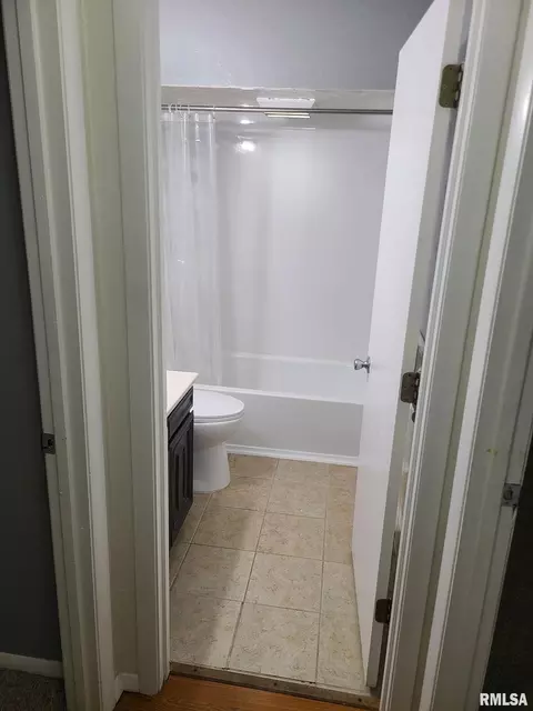 Bath - 1209-1211 Interlacken Rd, Springfield, IL 62704 photo 2 of 2