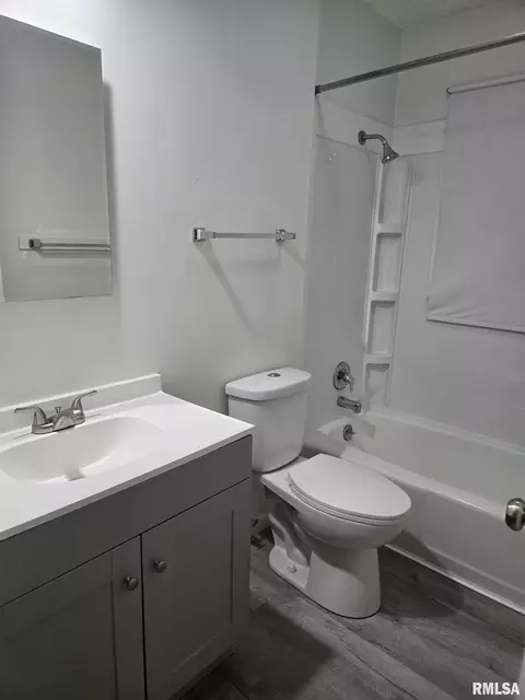 Bath - 1133-1135 Interlacken Rd, Springfield, IL 62704 photo 2 of 2