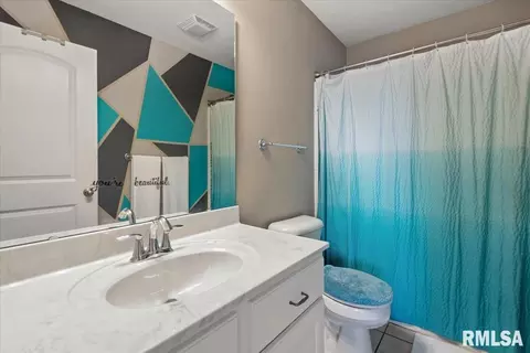 Bath - 5420 Crane Dr, Springfield, IL 62711 photo 2 of 4