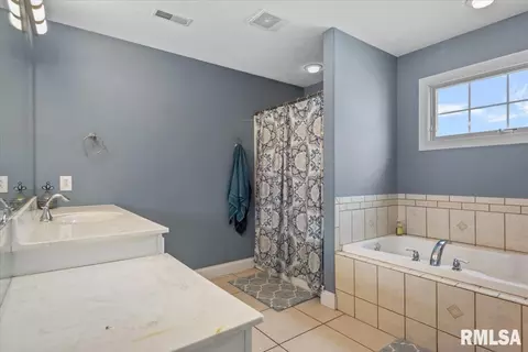 Bath - 5420 Crane Dr, Springfield, IL 62711 photo 3 of 4