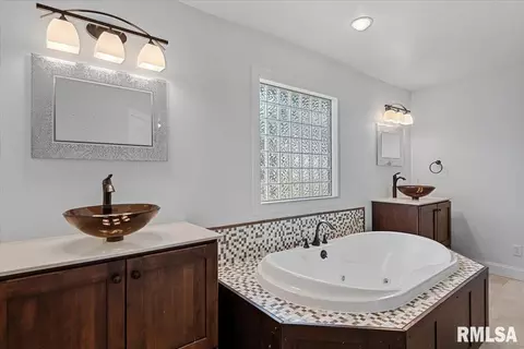 Bath - 3501 Glengate Dr, Springfield, IL 62711 photo 2 of 3