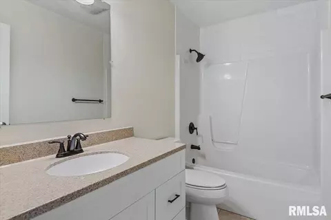 Bath - 3501 Glengate Dr, Springfield, IL 62711 photo 3 of 3