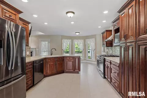 Kitchen - 3501 Glengate Dr, Springfield, IL 62711 photo 3 of 4