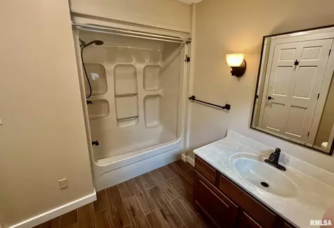 Bath - 401 E Keys Ave, Springfield, IL 62702 photo 1 of 6